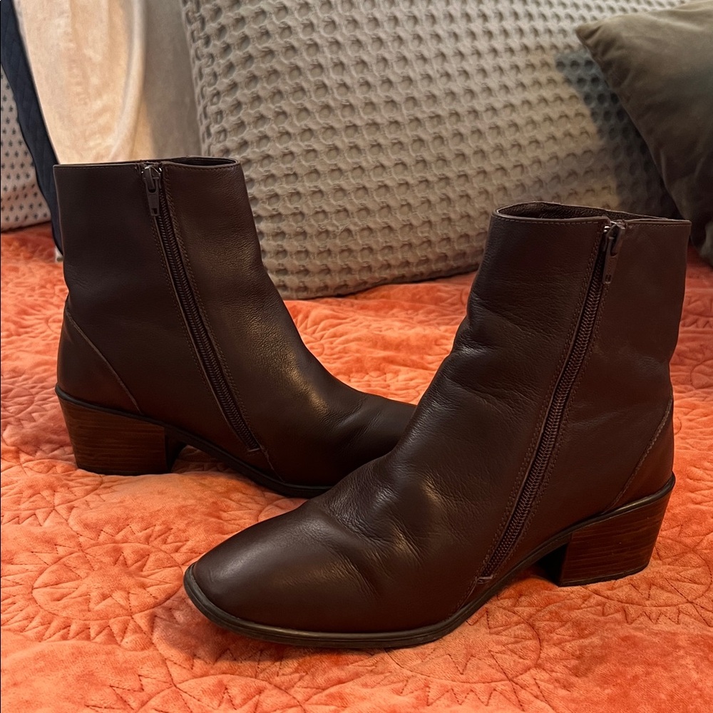 Naot Goodie brown water resistant boots size 9